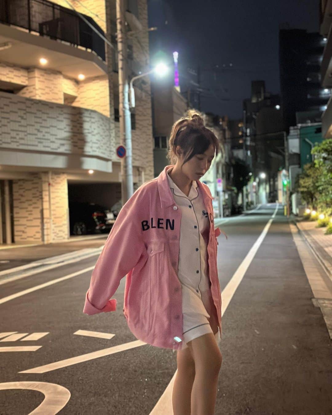 鄭茵聲のインスタグラム：「董仔真的好會拍照喔！ 穿著睡衣出去買個東西 都能隨時捕捉我美麗的身影👍 果然是快20年的默契 @donehannah」
