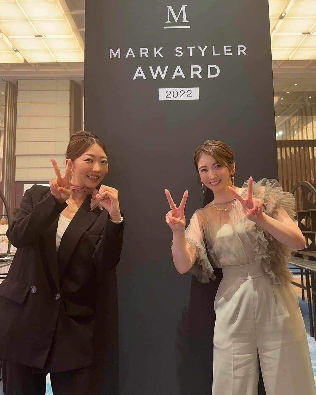 坂本麻子さんのインスタグラム写真 - (坂本麻子Instagram)「. MARK STYLER AWARD2022の MCを @crazycoco0906 さんと 務めさせて頂きました✨🏆 . 初のAWARD、実は 何日も前から緊張していましたが、 楽屋で口からというか もう穴という穴どこからともなく 🫀が飛び出てきそうなほど 落ちつきのない私を宥めてくれた cocoさんに感謝です🥺🙌✨笑 . MARKSTYLERさんのお洋服は 私自身私服、衣装、デートまで めちゃくちゃ使わせて頂いているくらい 大ファンなので素敵な場に立ち合わせて 頂いた事に感謝です！！🫧 これからもずっとファンです✨ 衣装は @lagunamoon_com さん👗 ありがとうございました🤲 #markstyler #markstyleraward2022  #吉本一推しの元CA芸人 #crazycoco さん #元祖吉本アナウンサー #というポンコツタレント #坂本麻子」5月31日 7時30分 - sakamoto_asako