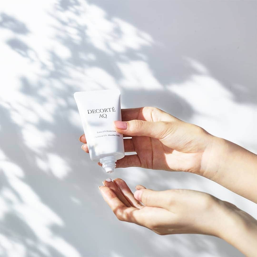 DECORTÉのインスタグラム：「AQ UV Protection is the winner of the 2023 Very T&C Beauty Classics! "Sunscreen meets skincare in this luxe mineral formula, which combats UVA and UVB rays while also hydrating, soothing, and vitalizing skin. Unlike many mineral sunscreens, it instantly vanishes when applied, and plays nicely with makeup too." @townandcountrymag」