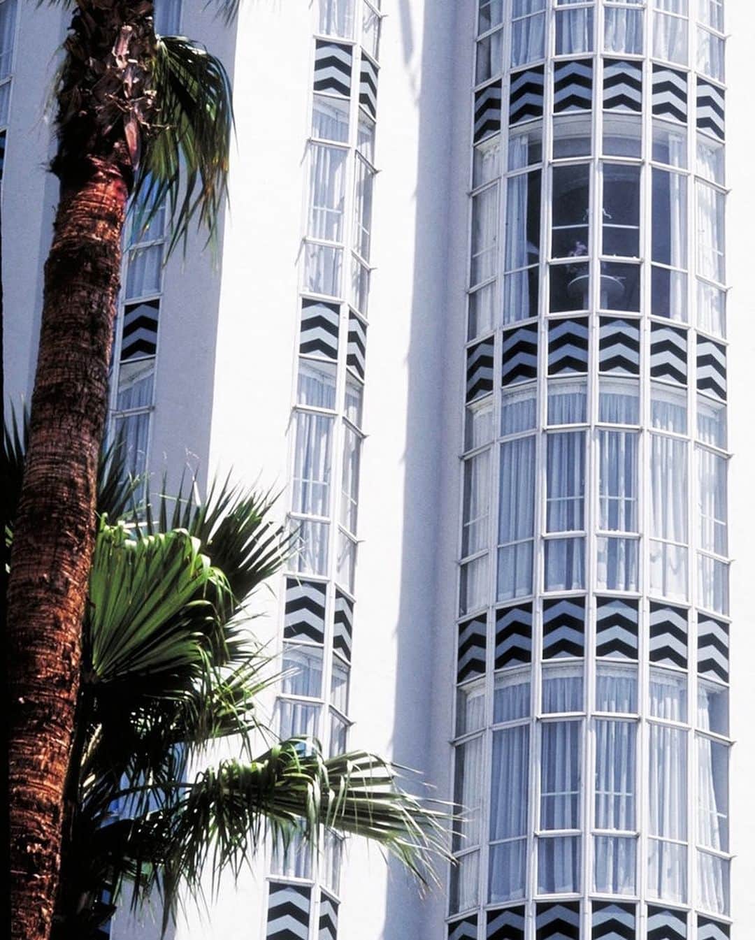 オリバーピープルズさんのインスタグラム写真 - (オリバーピープルズInstagram)「The Sunset Tower is a blueprint of Los Angeles Art Deco architecture. The mix of evergreen design and Hollywood history is what drew us to design a bespoke Art Deco filigree that is featured in several of our icons. We partnered with @laexplained to share our inspiration story. Head to our stories to discover more.」5月31日 2時59分 - oliverpeoples