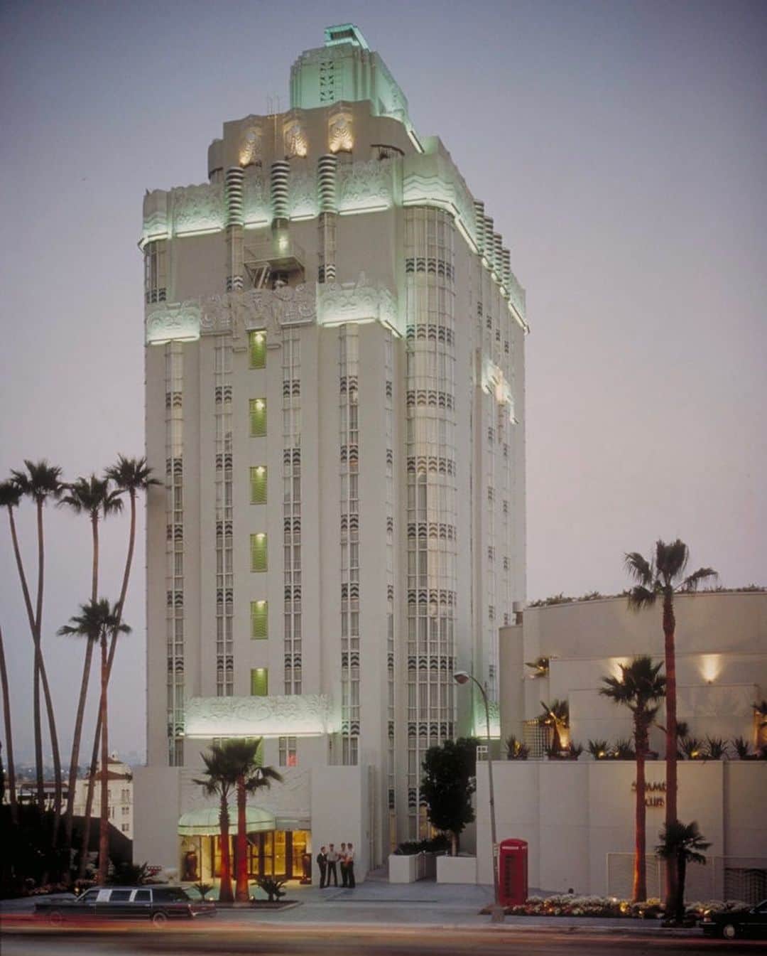 オリバーピープルズのインスタグラム：「The Sunset Tower is a blueprint of Los Angeles Art Deco architecture. The mix of evergreen design and Hollywood history is what drew us to design a bespoke Art Deco filigree that is featured in several of our icons. We partnered with @laexplained to share our inspiration story. Head to our stories to discover more.」