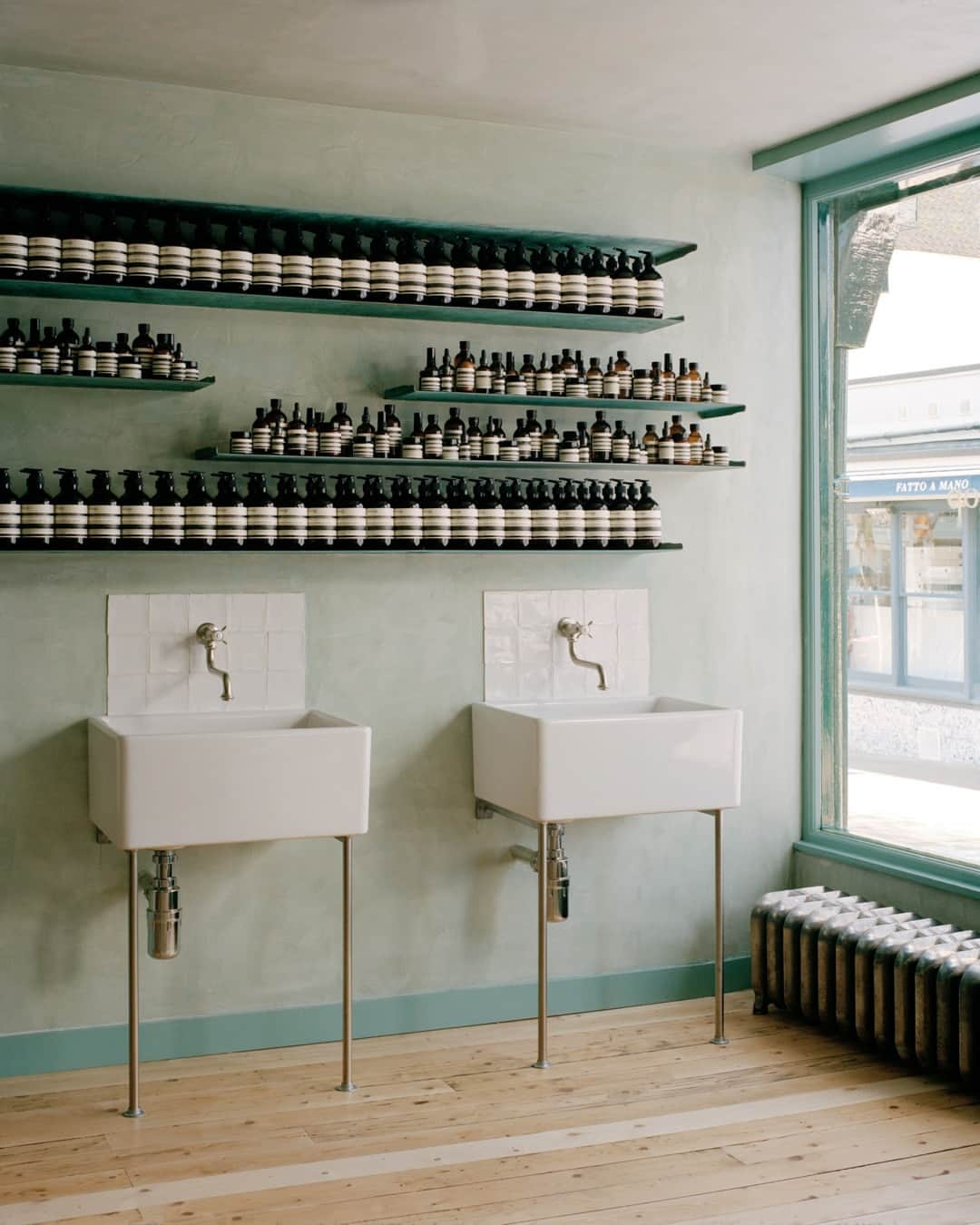 イソップさんのインスタグラム写真 - (イソップInstagram)「Aesop Brighton: conjuring wistful memories.   Evoking a nostalgia for childhood seaside holidays, the façade and interior walls of our East Sussex store are saturated with a washed blue-green similar to the oxidised railings of the city’s shore. The space is a sequence of three open rooms, eliciting a sense of voyage. Pre-existing timber parquetry was sanded back to reveal its character, while patinated pine and rattan furniture retains the aura of sojourns past.   Photography by @arorygardiner.」5月31日 3時00分 - aesopskincare