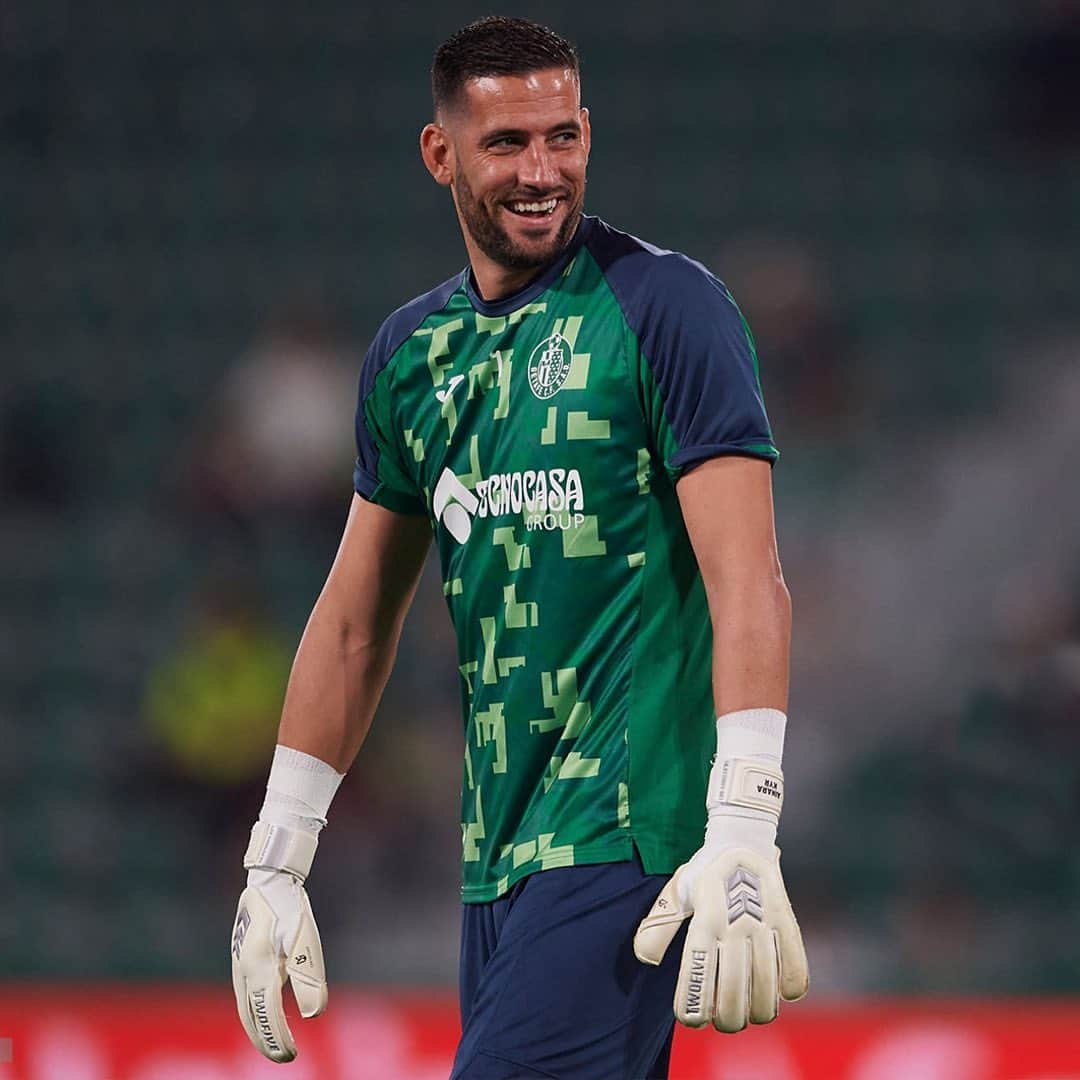 キコ・カシージャのインスタグラム：「😃🧤𝗔𝗟𝗪𝗔𝗬𝗦 𝗛𝗔𝗣𝗣𝗬 🧤😁  Es importante ser lo más feliz posible!! @kikocasilla y sus Los Angeles’94 lo saben bien!!! ❤️ Semana muy importante para el @getafecf! Estamos con vosotros!!   Join the #TwoFiveSquad and support the #alternativegoalkeeping!!  #getafe #laliga #keeper  #kikocasilla #portero #futbol #fifa #goalkeeper #gkgloves #porteire #luvasdegoleiro #laliga #guantesdearqueros #guantesdeportero」