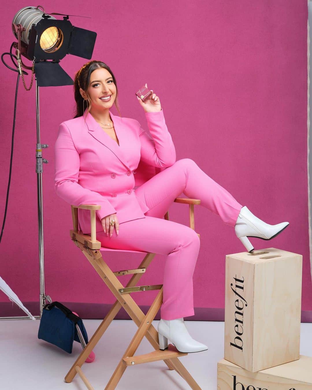 Benefit Cosmeticsのインスタグラム：「Introducing Bronze and Glow Like a Pro with celebrity makeup artist, @alexisoakley! We’re so stoked to be on set with her to teach you all her favorite makeup techniques using our iconic Hoola Bronzer, WANDERful World Blushes and Box o’Highlighters 🍪 😍💗⁠ ⁠ Stay tuned for a series of cheeky tips & tricks and how to score the iconic Alexis Beat!⁠  #benefitcosmetics #bronze #glow #hoolabronzer #benefitblush」