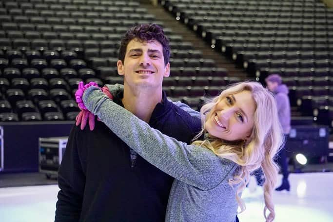 パイパー・ギレスのインスタグラム：「Can’t believe we get to perform in Chicago tonight! This is where I saw my first @starsonice show, watching skaters like Kurt Browning and Kristi Yamaguchi and now I get to be that skater out on the ice tonight. Words can not truly describe how proud that makes me feel. My dreams came true and I just hope we can inspire more to keep pushing toward their dreams. 🥹  - - 📸 @lissastarr  - #figureskating #iceskating #icedance #skating #dreamsdocometrue #believeinyourself #fullcircle #dreamcometrue #athlete #olympian #performer #chicago #allstatearena」