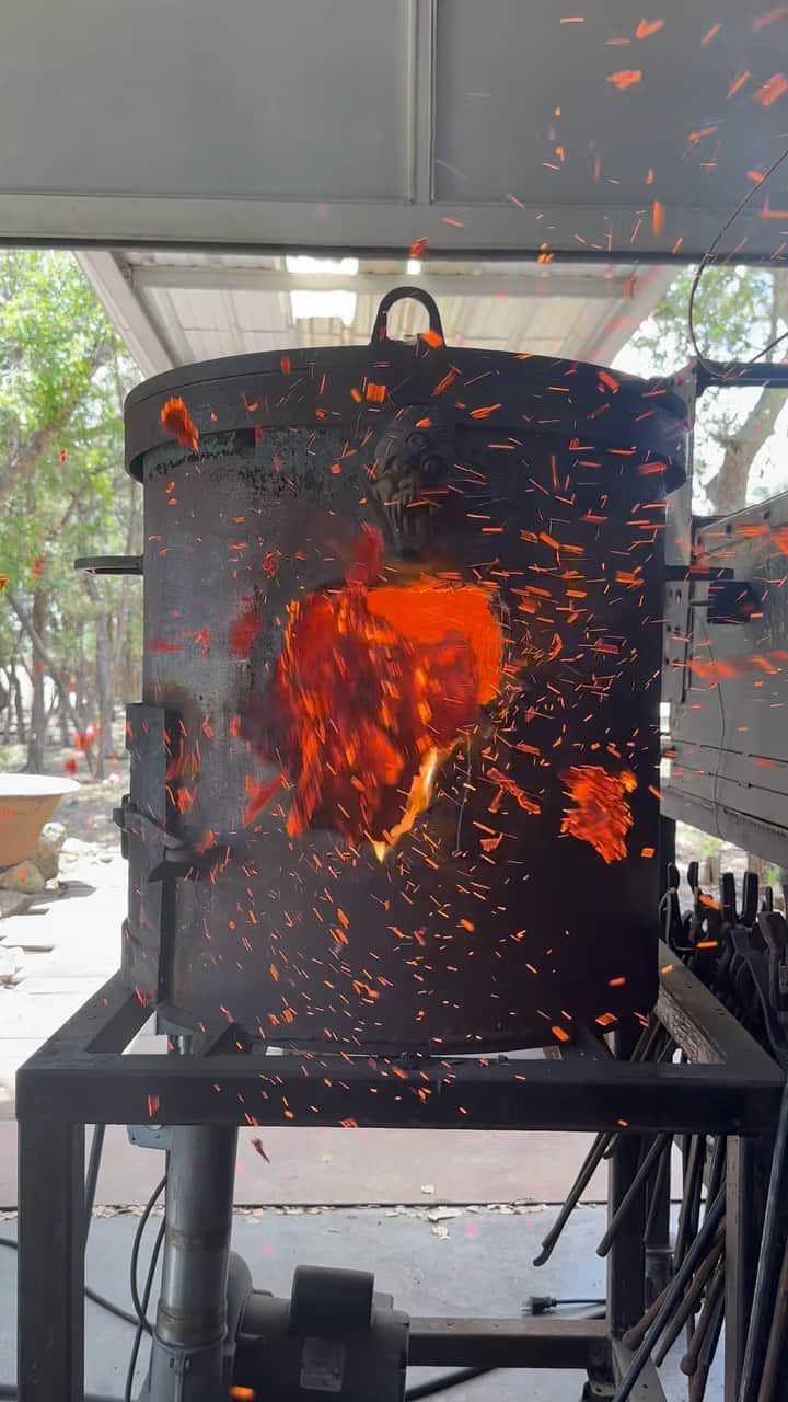 ウエストコーストチョッパーズのインスタグラム：「Firing up the big vortex forge.」