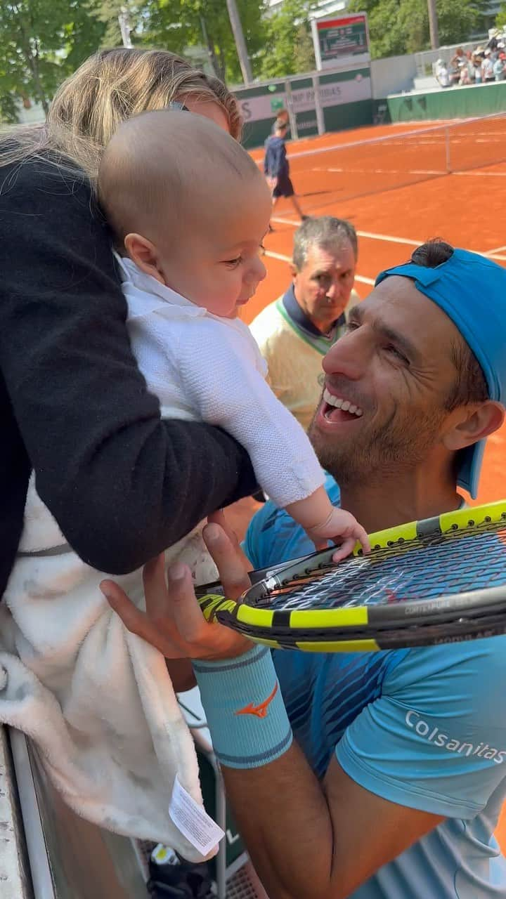 ベレン・モゾのインスタグラム：「PRIMER PARTIDO CON PAPÁ Y MAMÁ!! este vídeo tenía que quedarse por acá 🧡 Vamos por la segunda vuelta @rolandgarros」