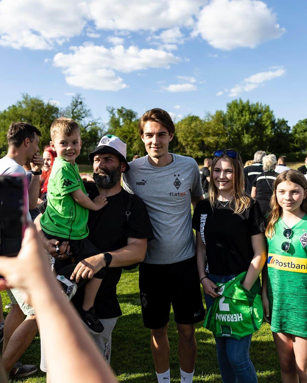 ボルシア・メンヒェングラートバッハさんのインスタグラム写真 - (ボルシア・メンヒェングラートバッハInstagram)「Fanfest in Aken 🖤💚🤍  Danke, dass ihr so zahlreich da gewesen seid und uns so herzlich empfangen habt! 🫶  #DieFohlen #FohlenFamilie」5月31日 3時34分 - borussia