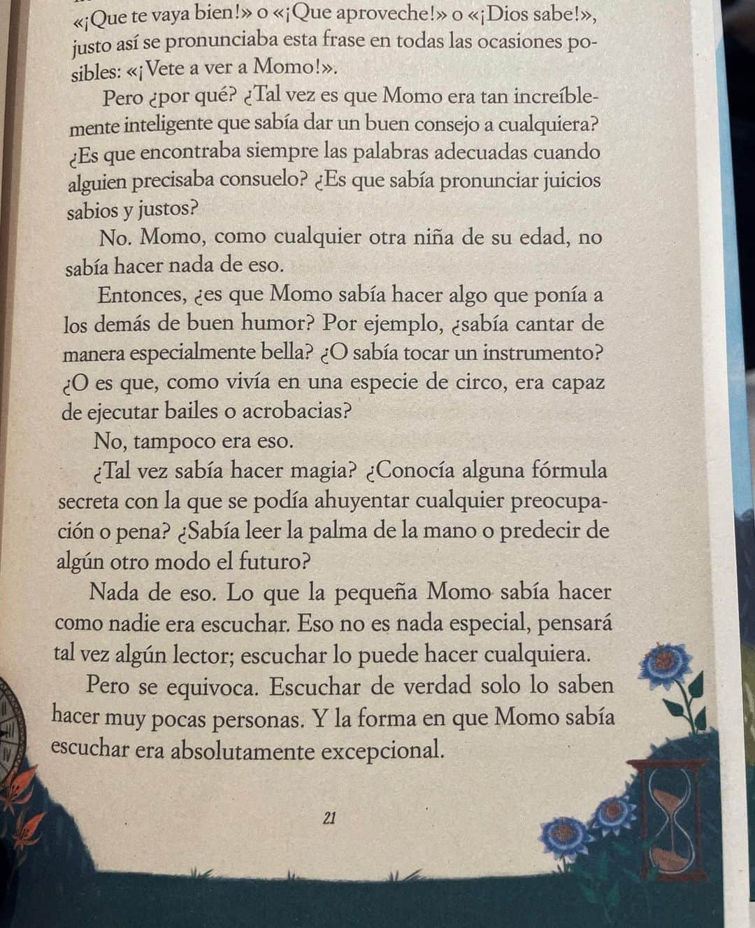 サラ・カルボネロさんのインスタグラム写真 - (サラ・カルボネロInstagram)「“Lo que la pequeña Momo sabía hacer como nadie era escuchar. Eso no es nada especial, pensara algún lector; escuchar lo puede hacer cualquiera.  Pero se equivoca. Escuchar de verdad solo lo saben hacer muy pocas personas.”   Recuerdos desbloqueados. ✨  #Momo #50aniversario #maravilla #librosquemarcan #MichaelEnde   @penguinkidses」5月31日 3時37分 - saracarbonero