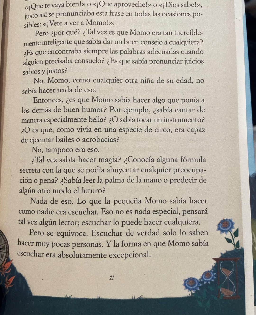 サラ・カルボネロさんのインスタグラム写真 - (サラ・カルボネロInstagram)「“Lo que la pequeña Momo sabía hacer como nadie era escuchar. Eso no es nada especial, pensara algún lector; escuchar lo puede hacer cualquiera.  Pero se equivoca. Escuchar de verdad solo lo saben hacer muy pocas personas.”   Recuerdos desbloqueados. ✨  #Momo #50aniversario #maravilla #librosquemarcan #MichaelEnde   @penguinkidses」5月31日 3時37分 - saracarbonero