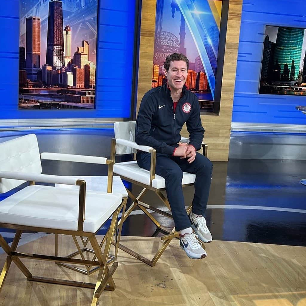 ジェイソン・ブラウンさんのインスタグラム写真 - (ジェイソン・ブラウンInstagram)「Bring your parents to work day is always my favorite kind of day! ❤️  Thanks @fox32chicago for having me on this morning to promote @starsonice!! Next show’s tonight @allstatearena at 7pm! 🥳⛸️  #soi23 #starsonice #show #tour #iceshow #chicago #allstatearena」5月31日 3時48分 - jasonbskates