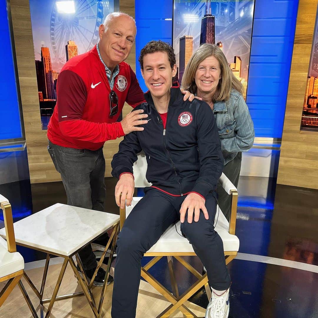 ジェイソン・ブラウンのインスタグラム：「Bring your parents to work day is always my favorite kind of day! ❤️  Thanks @fox32chicago for having me on this morning to promote @starsonice!! Next show’s tonight @allstatearena at 7pm! 🥳⛸️  #soi23 #starsonice #show #tour #iceshow #chicago #allstatearena」
