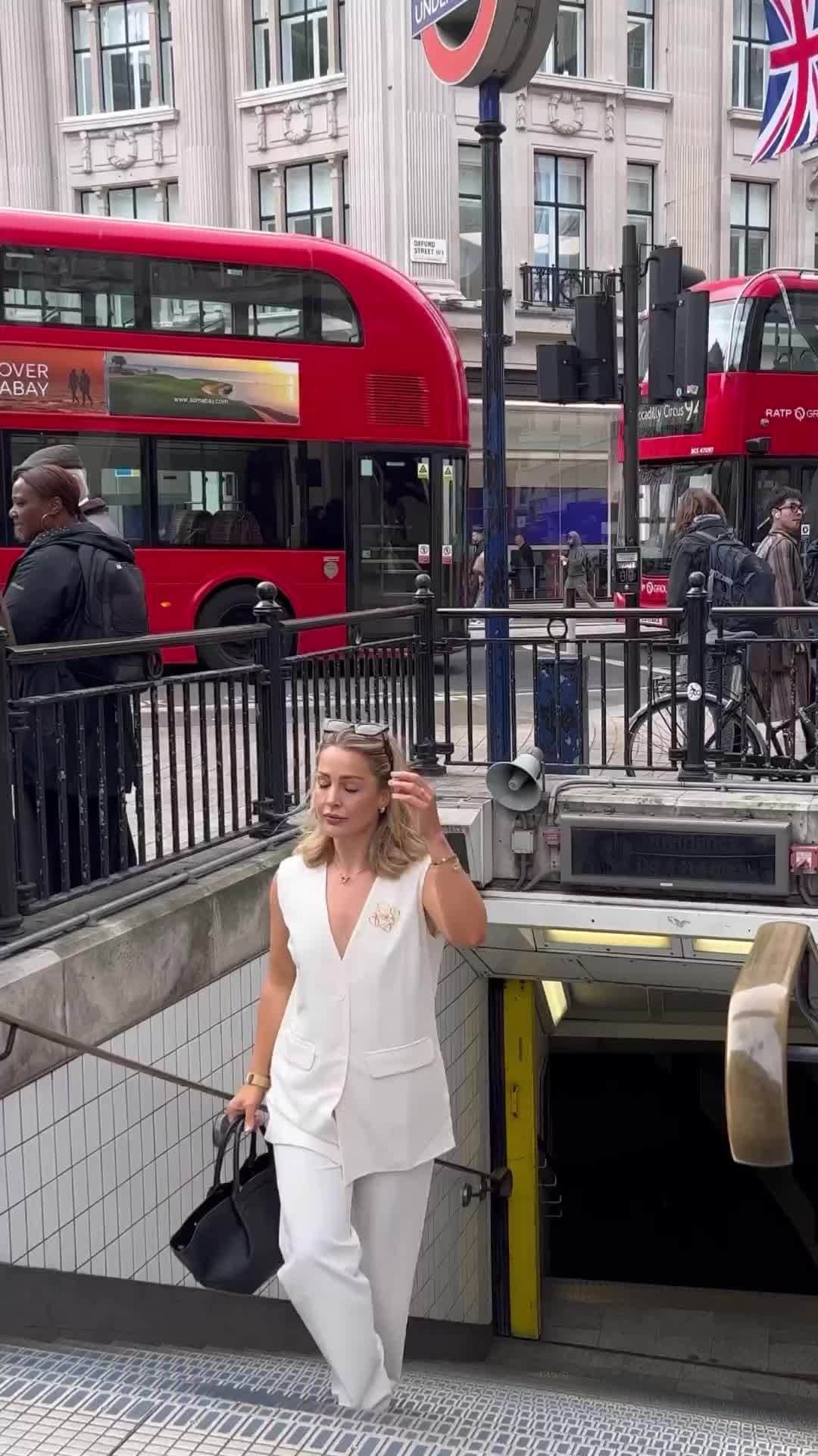 Olivia Burtonのインスタグラム：「"London will always have my heart its the city I’ve grown in and always on the go in 🇬🇧 wearing @oliviaburtonlondon Celestial Ultra slim gold watch to match my gold entwine bracelet, necklace and earrings"- @allchloerose」