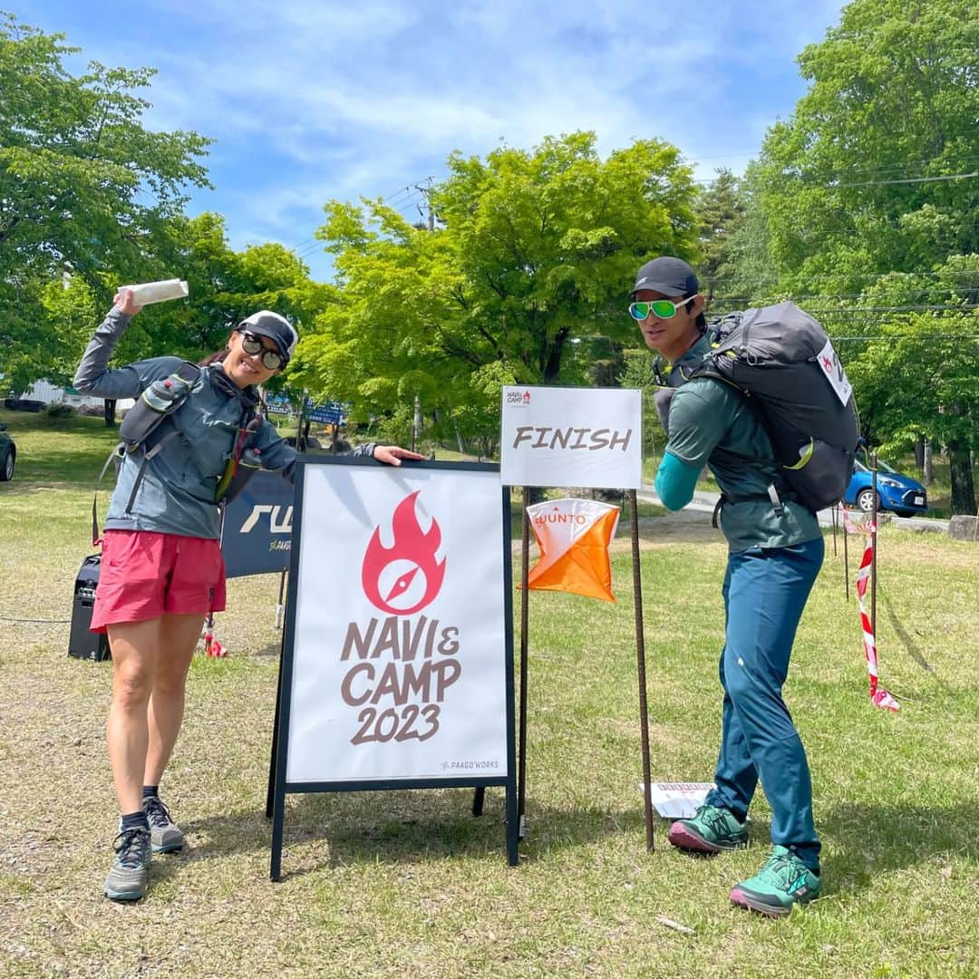 山下晃和のインスタグラム：「【OUTDOOR】NAVI&CAMPその2  ちゃんと早めにゴールに帰って来られましたので、参加者の方をお出迎えMCができました  この計算が非常に難しいのですが😂  標高1,100mの会場は朝晩はかなり冷え込みます（8℃くらい）  焚き火の暖かさが全身に染み入ります🔥  #naviandcamp #ナビキャン #ナビアンドキャンプ @paagoworks.official  #パーゴワークス #来年もやるみたい #ぜひ皆様もご参加を #RISH30 #ニンジャテント #ニンジャタープ #ニンジャファイヤースタンドソロ #トレイルポット #おもしろアイテムたくさんのパーゴワークスです」