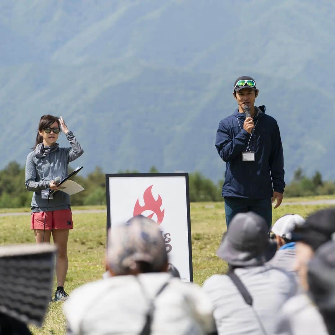 山下晃和さんのインスタグラム写真 - (山下晃和Instagram)「【OUTDOOR】NAVI&CAMPその2  ちゃんと早めにゴールに帰って来られましたので、参加者の方をお出迎えMCができました  この計算が非常に難しいのですが😂  標高1,100mの会場は朝晩はかなり冷え込みます（8℃くらい）  焚き火の暖かさが全身に染み入ります🔥  #naviandcamp #ナビキャン #ナビアンドキャンプ @paagoworks.official  #パーゴワークス #来年もやるみたい #ぜひ皆様もご参加を #RISH30 #ニンジャテント #ニンジャタープ #ニンジャファイヤースタンドソロ #トレイルポット #おもしろアイテムたくさんのパーゴワークスです」5月31日 3時43分 - travel_akikazoo