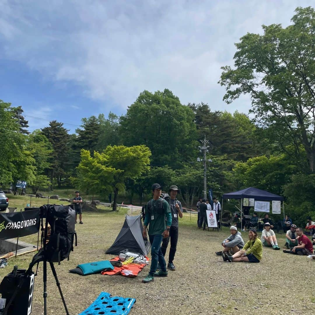 山下晃和さんのインスタグラム写真 - (山下晃和Instagram)「【OUTDOOR】NAVI&CAMPその2  ちゃんと早めにゴールに帰って来られましたので、参加者の方をお出迎えMCができました  この計算が非常に難しいのですが😂  標高1,100mの会場は朝晩はかなり冷え込みます（8℃くらい）  焚き火の暖かさが全身に染み入ります🔥  #naviandcamp #ナビキャン #ナビアンドキャンプ @paagoworks.official  #パーゴワークス #来年もやるみたい #ぜひ皆様もご参加を #RISH30 #ニンジャテント #ニンジャタープ #ニンジャファイヤースタンドソロ #トレイルポット #おもしろアイテムたくさんのパーゴワークスです」5月31日 3時43分 - travel_akikazoo