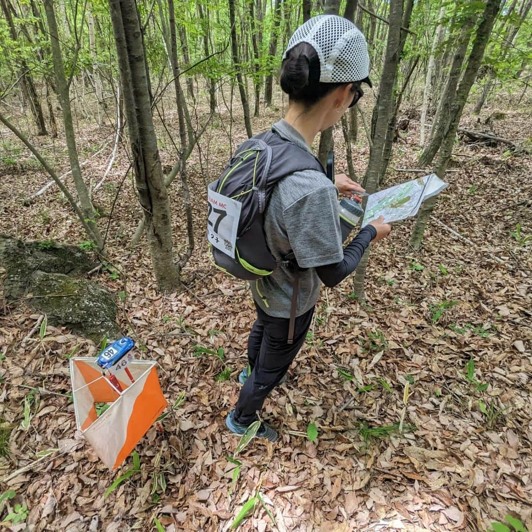 山下晃和さんのインスタグラム写真 - (山下晃和Instagram)「【OUTDOOR】NAVI&CAMPその2  ちゃんと早めにゴールに帰って来られましたので、参加者の方をお出迎えMCができました  この計算が非常に難しいのですが😂  標高1,100mの会場は朝晩はかなり冷え込みます（8℃くらい）  焚き火の暖かさが全身に染み入ります🔥  #naviandcamp #ナビキャン #ナビアンドキャンプ @paagoworks.official  #パーゴワークス #来年もやるみたい #ぜひ皆様もご参加を #RISH30 #ニンジャテント #ニンジャタープ #ニンジャファイヤースタンドソロ #トレイルポット #おもしろアイテムたくさんのパーゴワークスです」5月31日 3時43分 - travel_akikazoo