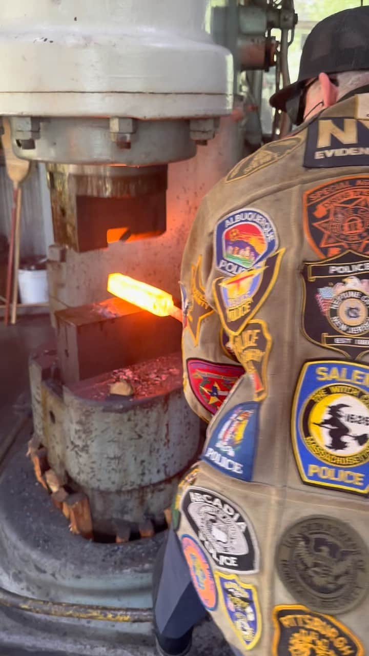 ウエストコーストチョッパーズのインスタグラム：「Drawing out stainless Damascus.」