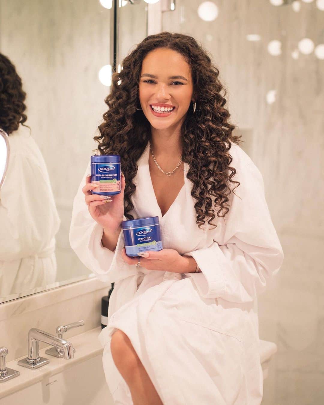 マディソン・ペティスのインスタグラム：「Whenever I feel like my skin needs a deep clean, I turn to my tried & true @noxzema products for that signature #noxzema tingle 🫧 #noxzemapartner」