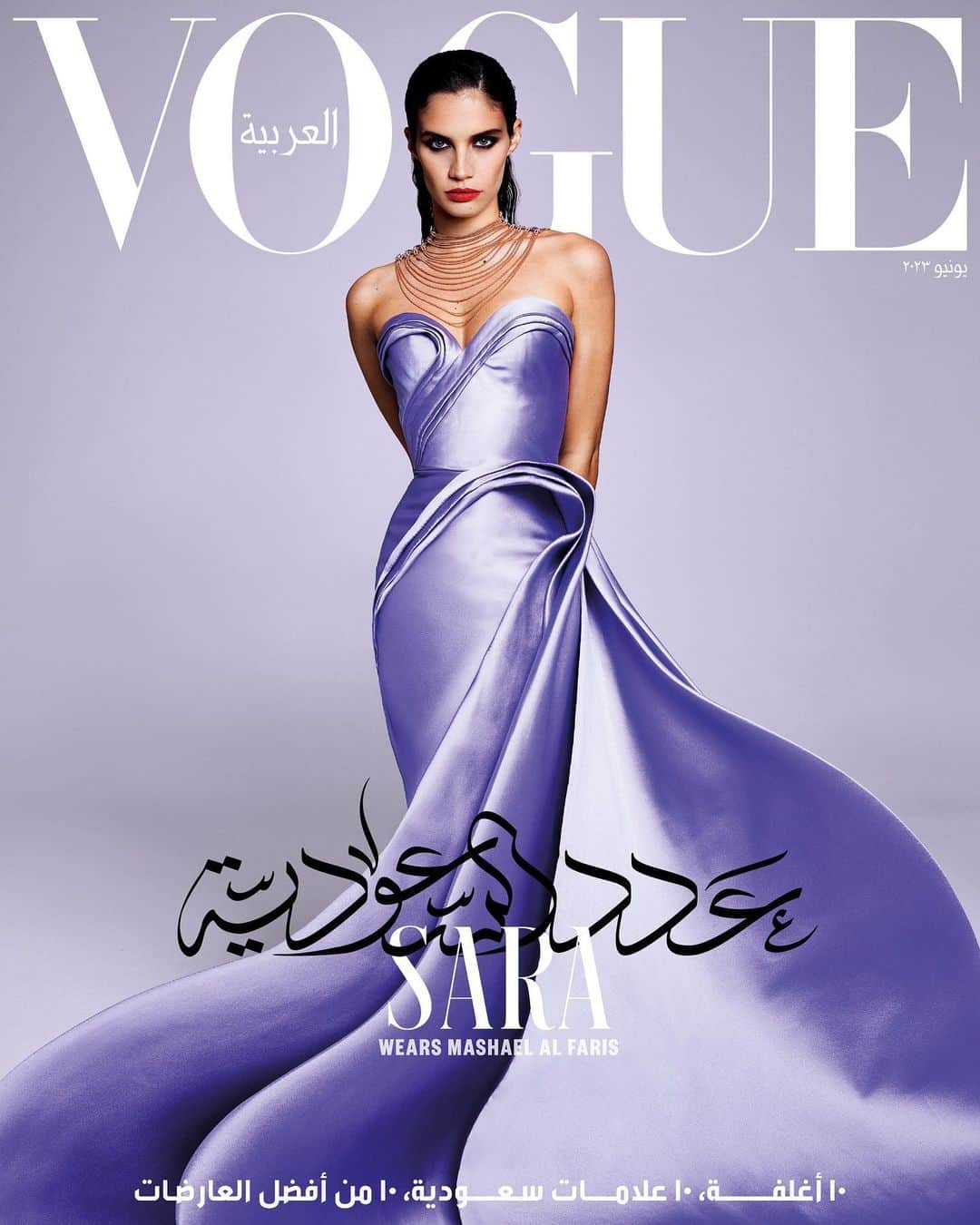 サラ・サンパイオさんのインスタグラム写真 - (サラ・サンパイオInstagram)「For our final #June2023 cover, Portuguese model and actor #SaraSampaio adds one more Vogue cover to her roster. The model paints a regal picture in #MashaelAlFaris’s artfully sculpted gown, which has been crafted using sustainable fibers and recycled materials. "The smell of lavender is soothing and healing. To see a field of purple blooming lavender in Northern Saudi awakens all the senses,” Al Faris says as she opens up about the thought-process behind her creation. Cover 10 of 10. Tap the link in bio for more.   10 iconic covers. 10 incredible top models. 10 masterful Saudi designers. #SaudiIssue   في غلافنا الأخير لعدد #يونيو_2023، تضيف العارضة والممثلة البرتغالية #سارا_سامبايو غلافًا آخر لقائمة أغلفة ڤوغ التي تزدان بوجهها. وترسم العارضة صورة ملكية بفستانها المنحوت ببراعة فائقة من #مشاعل_الفارس والمصنوع من ألياف مستدامة وخامات مُعاد تدويرها. وعن تفكيرها في ابتكار هذا العمل الإبداعي، تقول مشاعل: "تبعث رائحة الخزامي على الهدوء والاستشفاء؛ فرؤية حقل من أزهار الخزامي الأرجوانية المتفتحة في شمال السعودية توقظ كل الحواس". الغلاف 10 من 10. تفضلوا بالضغط على الرابط في البايو للاطلاع على المزيد.   10 أغلفة أيقونية. 10 من أفضل العارضات المذهلات. 10 مصممين سعوديين بارعين. #عدد_السعودية   Editor-in-chief: @mrarnaut Photography: @domenvandevelde Style: @nicolaformichetti Fashion director: @aminejreissaty Fashion market editor: @mohammadhazemrezq Makeup: @liselottevansaarloos Hair: @joerirouffa Production: @allisonsam @photobombproduction Agency: @thelionsmgmt Calligraphy: @heyghulman Words: @jasminebager」5月31日 4時14分 - sarasampaio