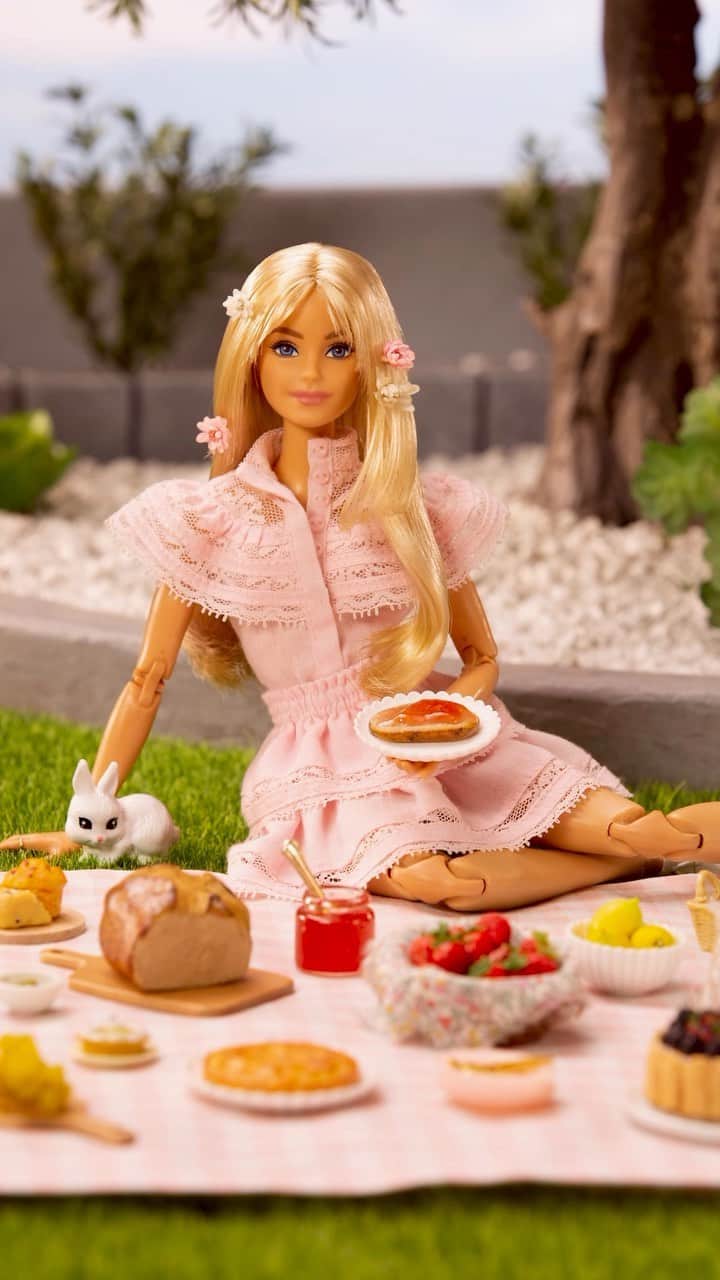 バービーのインスタグラム：「A lot of sugar, a little zest 🍓 Mix it up and trust me, it’s the best! #Barbie」