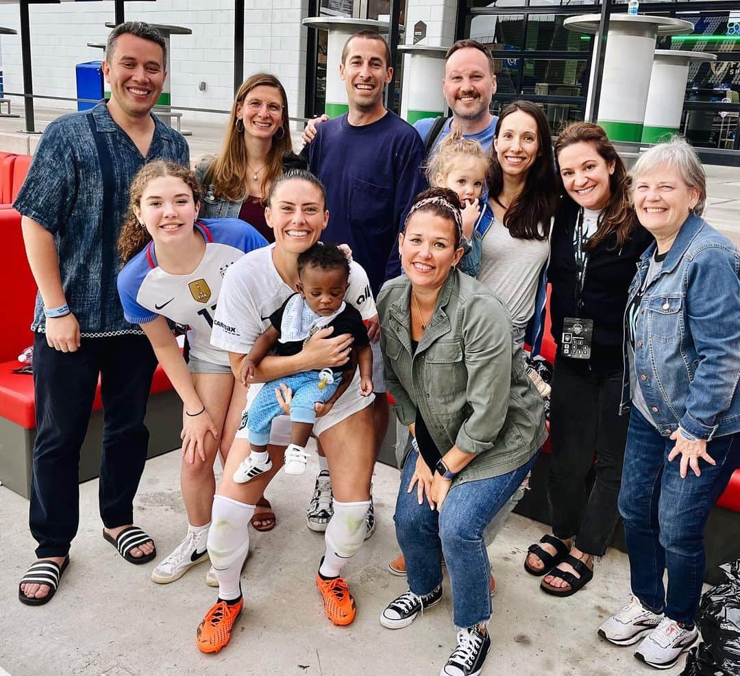 アリ・クリーガーのインスタグラム：「I wouldn’t be me, without any of you! Lots of love to my hometown crew❤️  I’m grateful for you.」