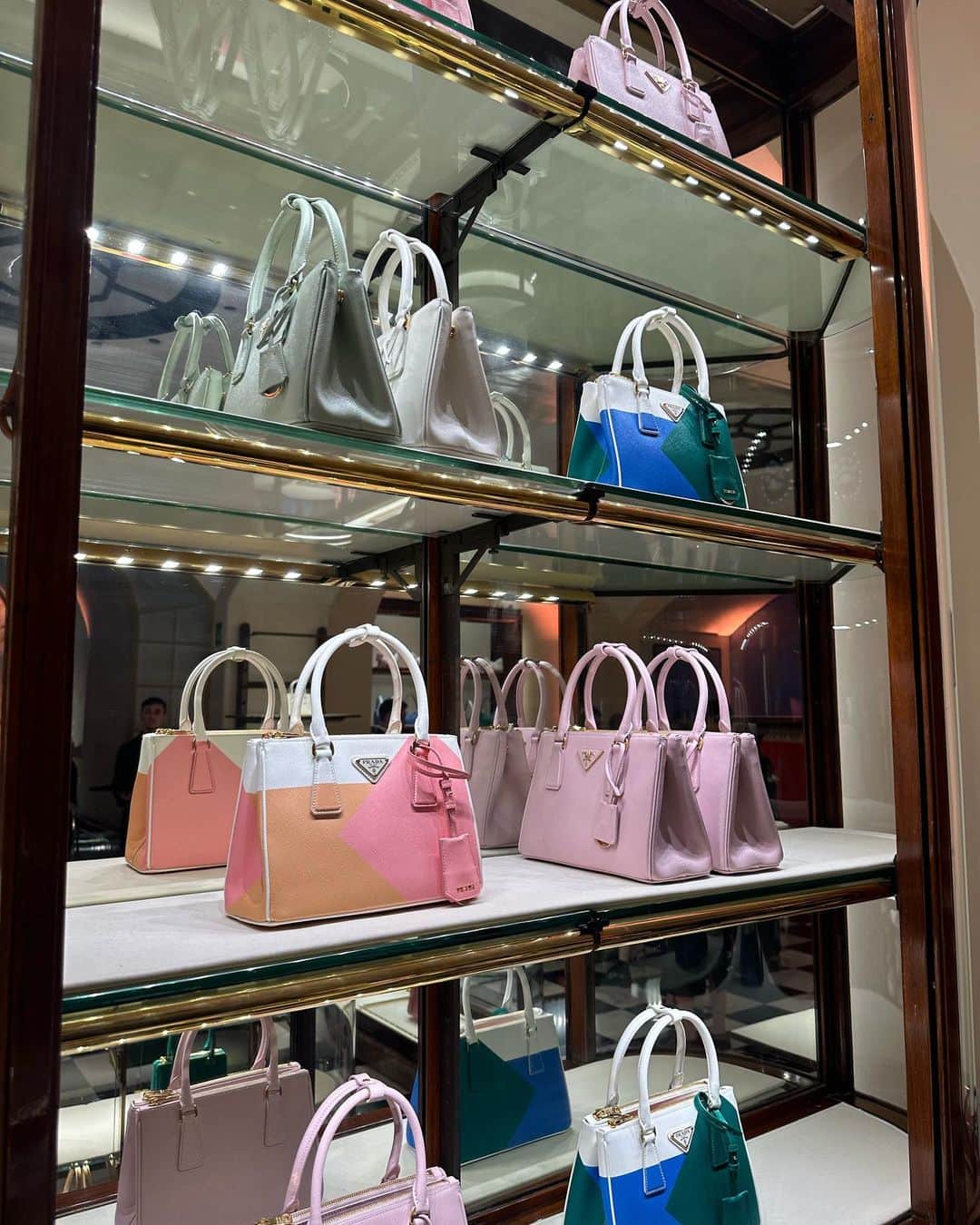 Tamara Kalinicさんのインスタグラム写真 - (Tamara KalinicInstagram)「Modernity meets sophistication at first and iconic @prada store in Galleria Vittorio Emanuele II In Milan. Took my #PradaGalleria bag(s) for an evening of fun #adv」5月31日 4時11分 - tamara