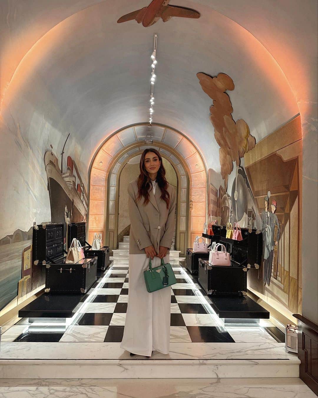 Tamara Kalinicさんのインスタグラム写真 - (Tamara KalinicInstagram)「Modernity meets sophistication at first and iconic @prada store in Galleria Vittorio Emanuele II In Milan. Took my #PradaGalleria bag(s) for an evening of fun #adv」5月31日 4時11分 - tamara