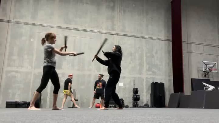 エミリー・スワローのインスタグラム：「Training  @bigeswallz has been so gratifying.  Watching this incredibly talented and fierce human progress is pure joy. 😻 ⠀ ⠀ ⠀ #trainingcamp #martialartstraining #emilyswallow #fiercewomen #kali #escrimasticks」