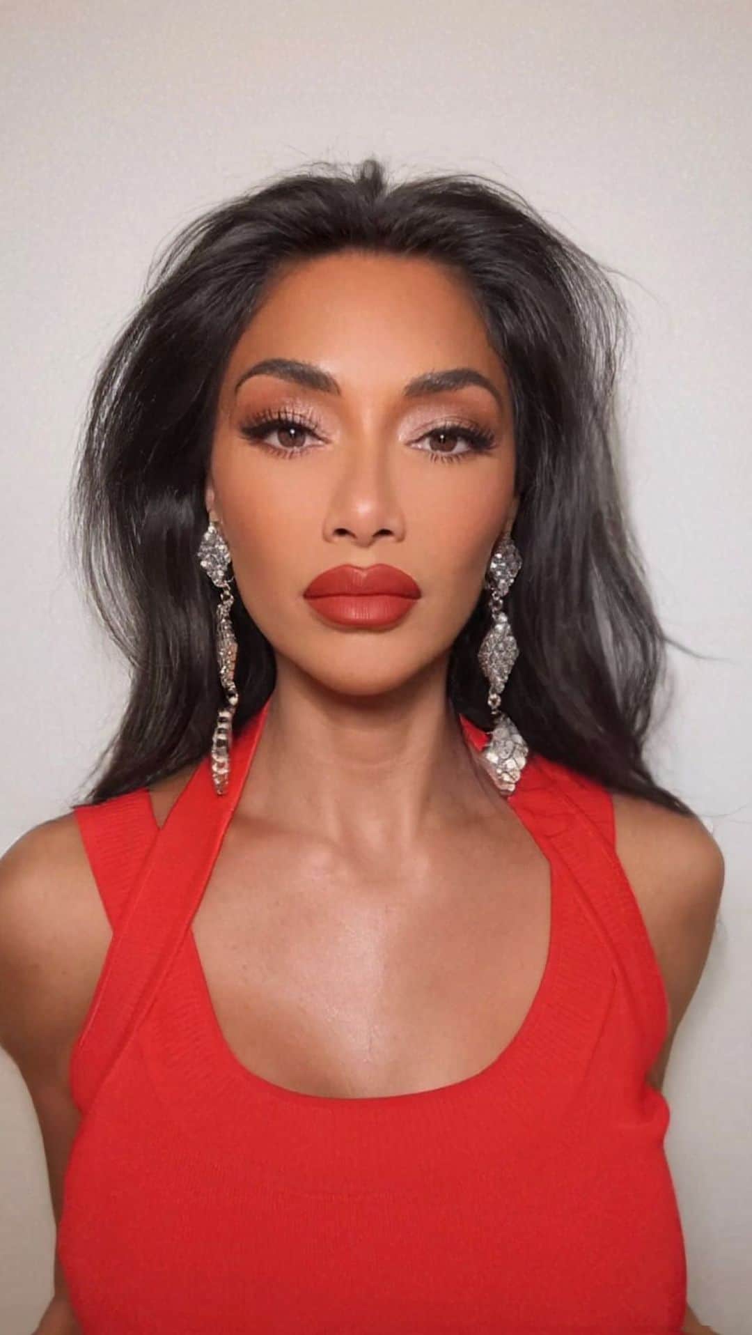 ニコール・シャージンガーのインスタグラム：「Embracing the 🔥 within 💄」