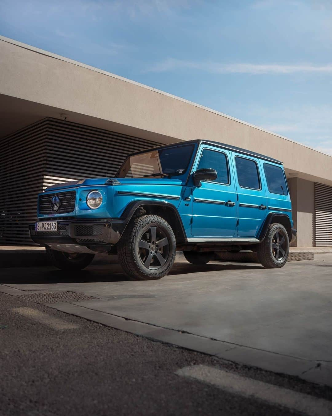 メルセデス・ベンツさんのインスタグラム写真 - (メルセデス・ベンツInstagram)「It’s ready to take you on for a spin. What are you waiting for?  @mercedesbenzgclass  📷 @joshstrauss_ for #MBcreator   #MercedesBenz #GClass #StrongerThanTime」5月31日 5時00分 - mercedesbenz