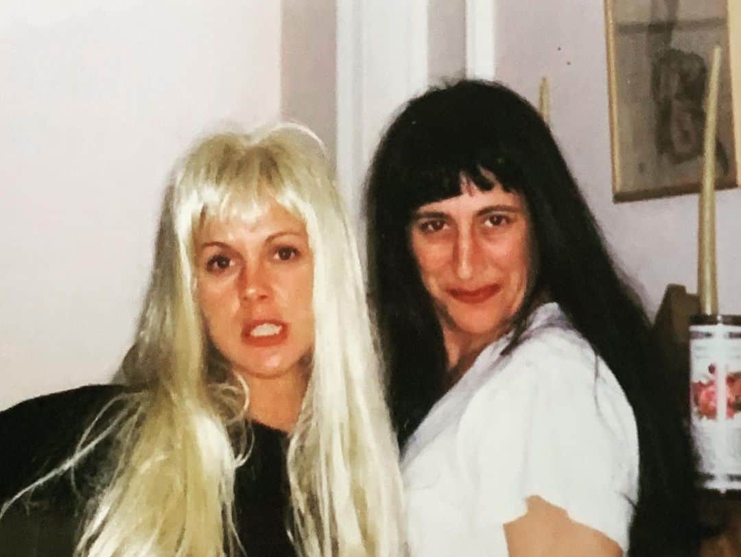 エリザベス・パーキンスのインスタグラム：「Besties for 44 years. That’s how we roll. ✌️ @pattybacker」