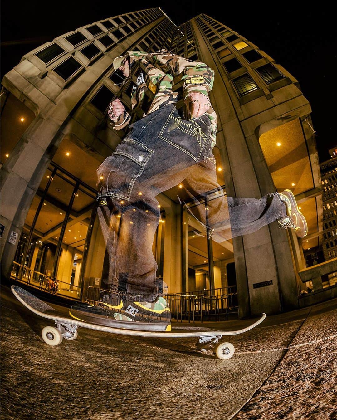 DCシューズのインスタグラム：「@thrashermag x DC Shoes 🔥  Dropping this Saturday, June 3rd.  #Kalis25」