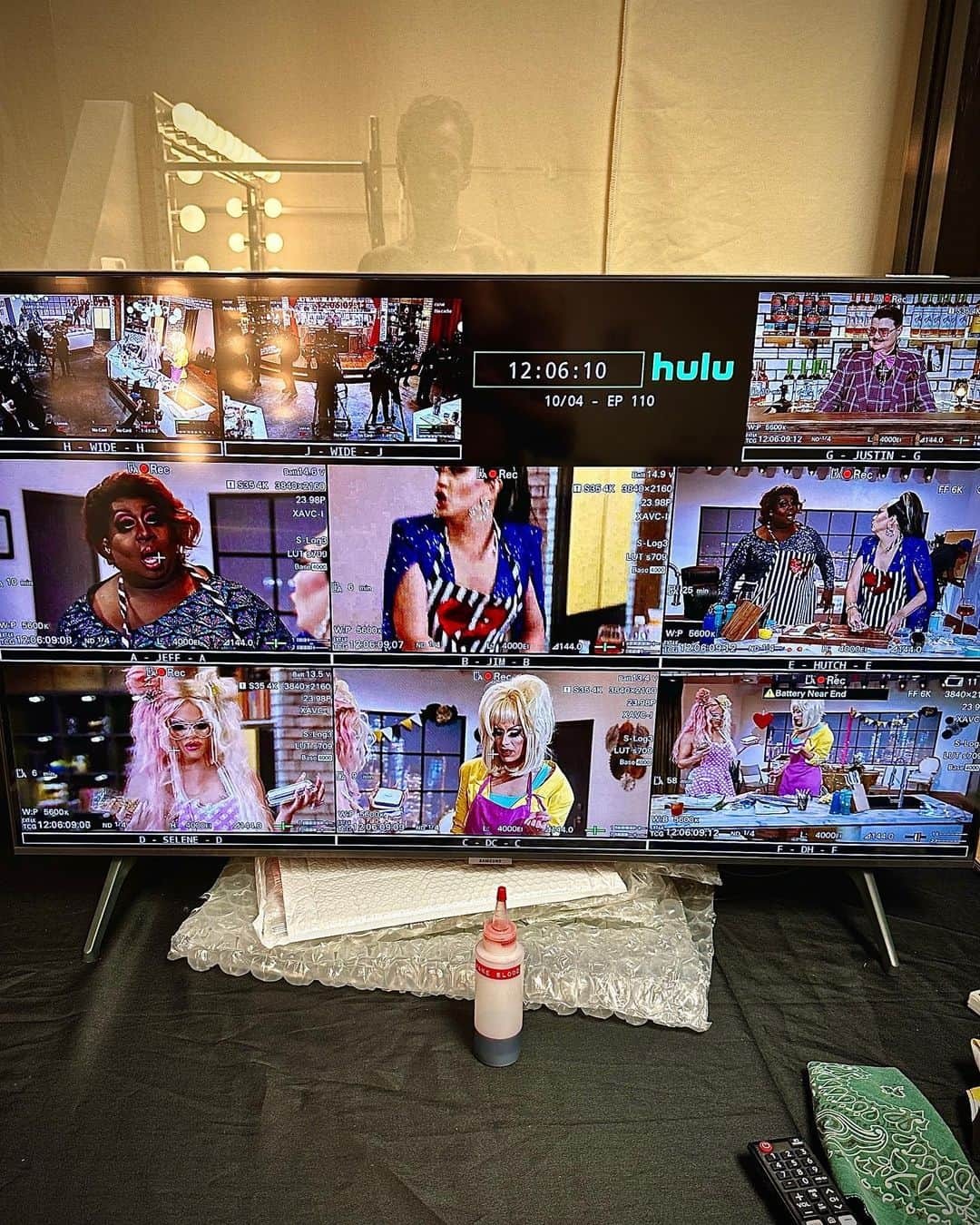 ニール・パトリック・ハリスのインスタグラム：「Live feed from my dressing room. Drag Me To Dinner begins tomorrow on @Hulu. #fakeblood #dontask #dragmetodinner @willam @theonlyalaska5000 @latriceroyale @manilaluzon @murrayhill」