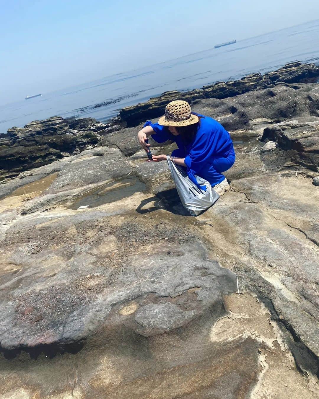加藤ツバキさんのインスタグラム写真 - (加藤ツバキInstagram)「先日の馬堀海岸の旅写真、続き📷️ 広いところでポツンな写真が大好きです🙌 キメ顔してなくてもバレないので😂 岩を撮りまくる姿を撮ってもらったので、せっかくだからと撮った岩も載せておきました  今日は山に行こうかと早起きしたもののやる気をなくしてソファーでゴロついてます ハッシュタグマメ人間になりたい  どんより天気が続くので夏っぽ写真でも見て今日も１日なんとか☺️  #あおつばです #かとつばです  #ひらがなでもカタカナでもどちらでもいいです #カタカナのほうが画数いいみたい」5月31日 5時45分 - katotsuba_desu