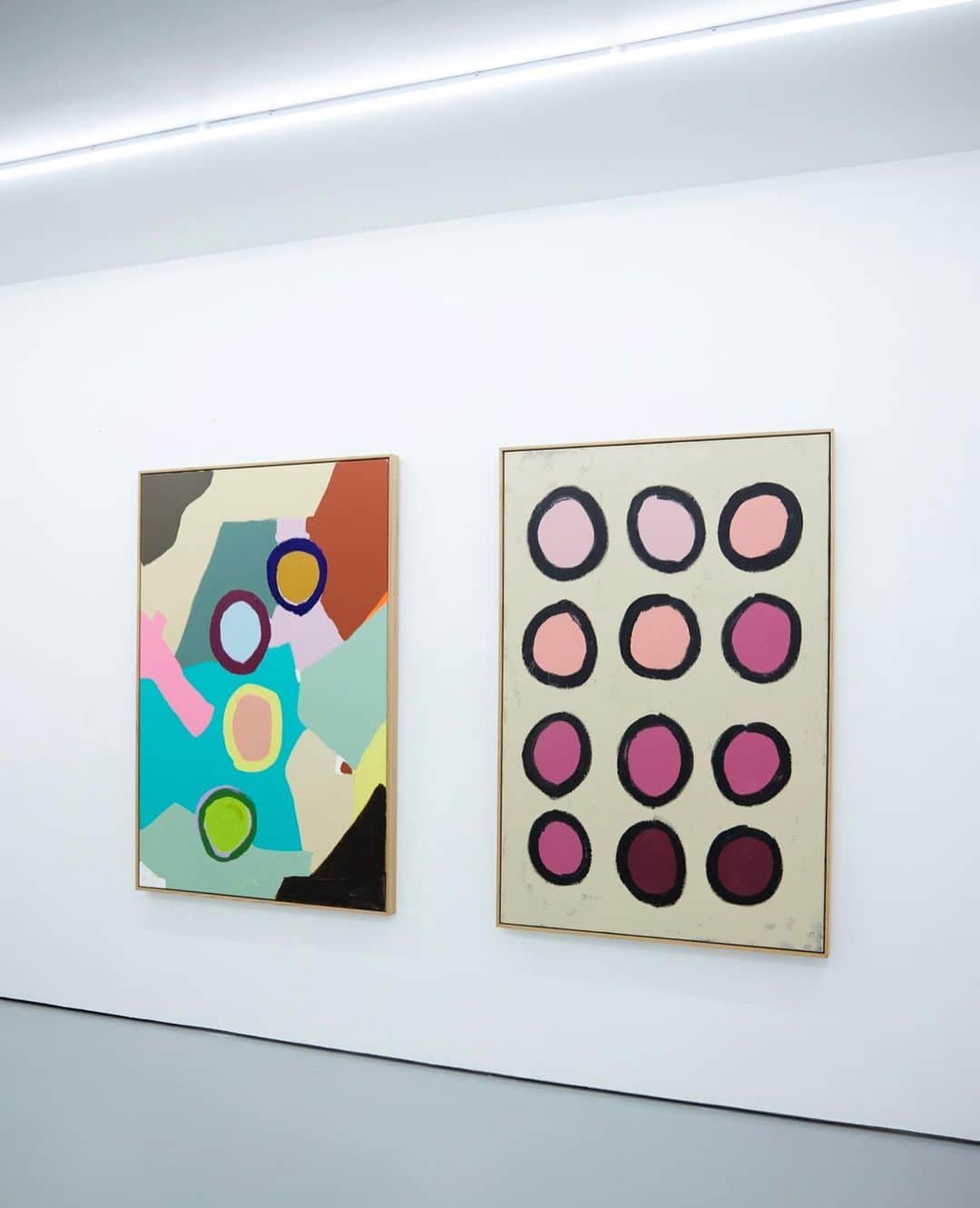 サラ・エレンのインスタグラム：「It’s a bitter sweet feeling to see paintings leave the studio to make their way to a new home.」