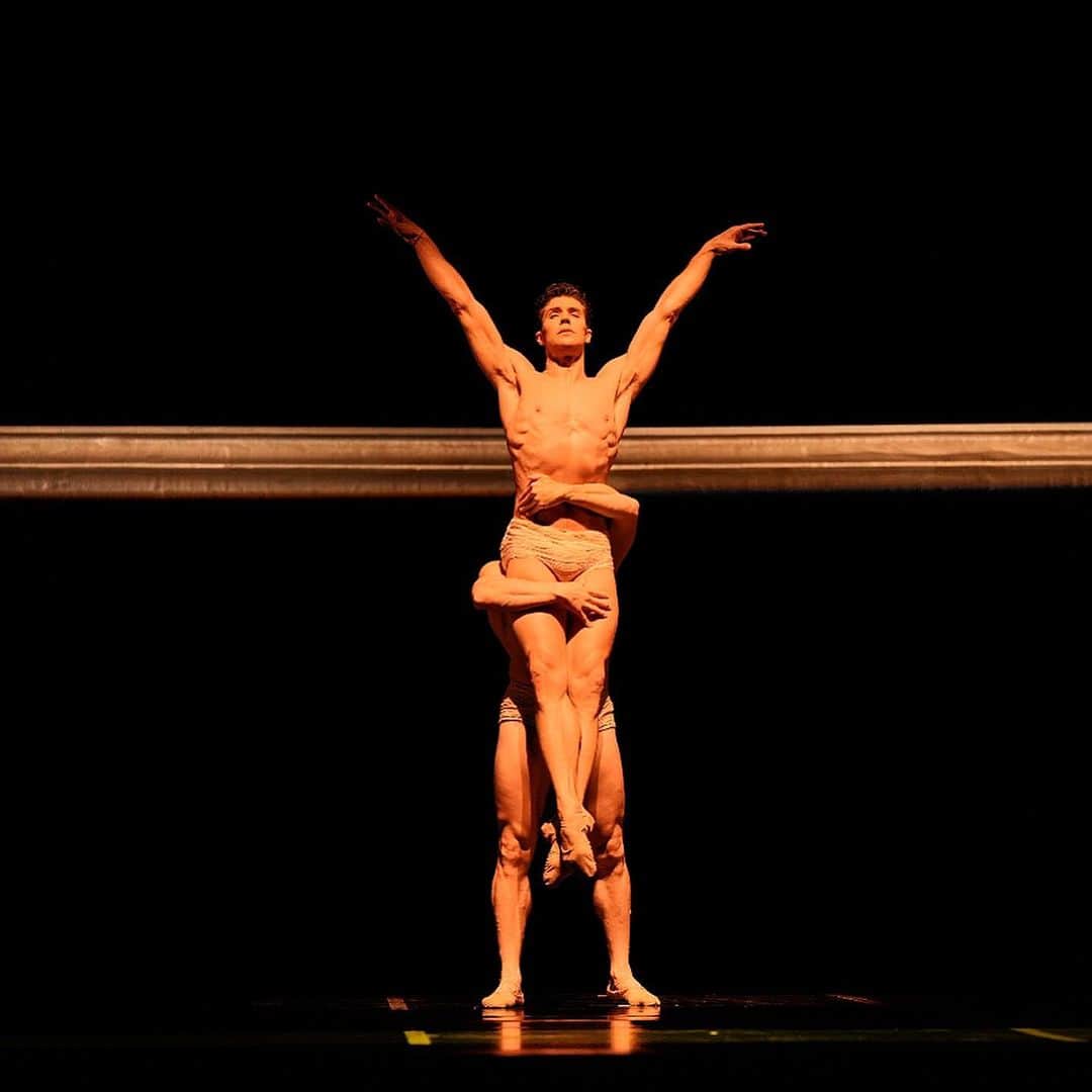 ロベルト・ボッレのインスタグラム：「Second show tonight! ❤️  #caravaggio   @teatrocolon @balletestableteatrocolon @marachok #maurobigonzetti @bmoretti57 @officialrobertobolle」