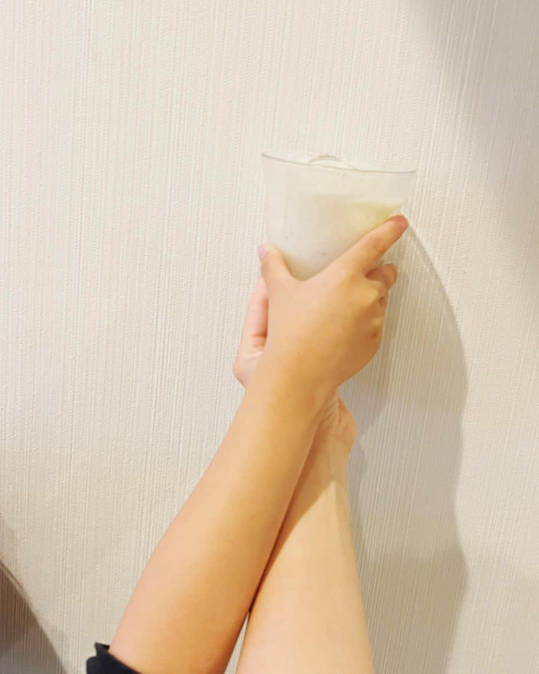 伊藤千晃のインスタグラム：「リクエストボーイの朝🥣👦 ⁡ "マミ〜、バナナミルク一緒に作りたぁ〜い。" ⁡ "マミ〜、たまにはパンのランチがいい。" ⁡ 余裕がない時、 これらのリクエストはすべて却下ですが、 ⁡今日は時間に余裕があったので一緒に作りました🍌笑 ⁡ 突然パンのランチと言われても全然わからなくて、 とりあえず、小さい頃ママが作ってたくるくるサンドイッチを真似てみた😂 ⁡ 確か、もっと可愛かった気がするけど、 今日の私はこれにおかずにと、 とっさによく頑張ったと、 褒めてあげることにします🤣笑 ⁡ パンのランチか、、、 今後ちょっと考えないとなぁ🤔  ⁡#パン弁当教えてちょ #5歳息子  #トムとジェリー  #ランチボックス」