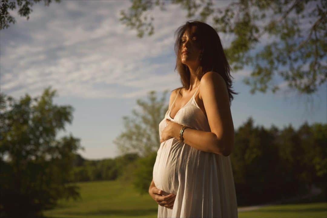 ローラ・ジェームスのインスタグラム：「about 2 months to go 🐣 this pregnancy has flown by 🥹🎀🧸🤍」