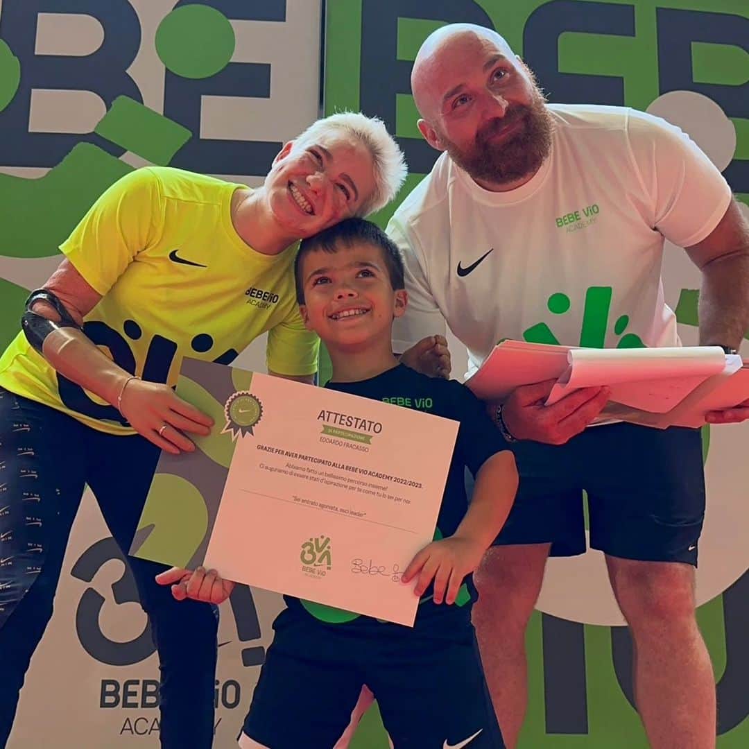 ベアトリーチェ・ヴィオのインスタグラム：「🥺🔚 Si è concluso un altro anno della @bebevioacademy.  Il secondo anno nella casa dello sport che ho sempre sognato, dove amicizia e inclusione si incontrano e l'ispirazione contagia tutti.  🏆 Oggi abbiamo premiato la crescita dei nostri piccoli protagonisti. 🥰👏🏻  Senza rendervene conto, col vostro esempio, avete influenzato positivamente tutte le persone che vi sono state accanto in questi mesi. Siete veramente dei piccoli grandi campioni! 🦾 Insieme, cambieremo il modo di fare sport. Ne sono certa 😉」