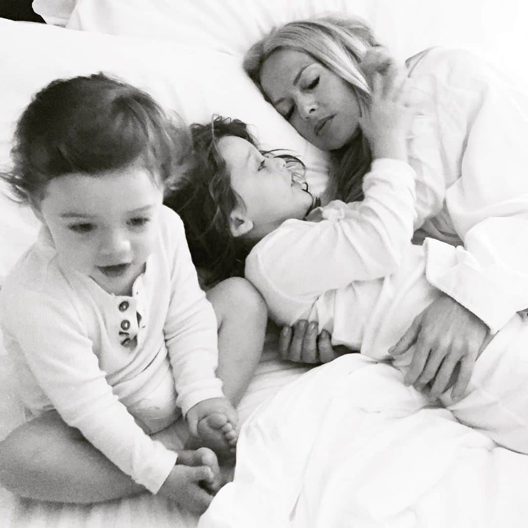 レイチェル・ゾーのインスタグラム：「For all of the exhausted overwhelmed parents, try to remember and hold on tight to these moments even at 5:30am 😴 because these little human alarm clocks are just everything and grow up at lightening speed when you then become their wake up call 💔🥹 #workingmom」