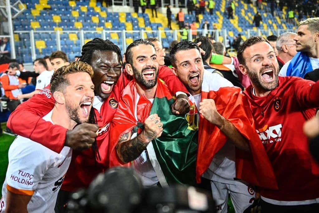 フアン・マタのインスタグラム：「CHAMPIONS ⭐️⭐️⭐️⭐️🏆💛❤️🦁 #hedef23」