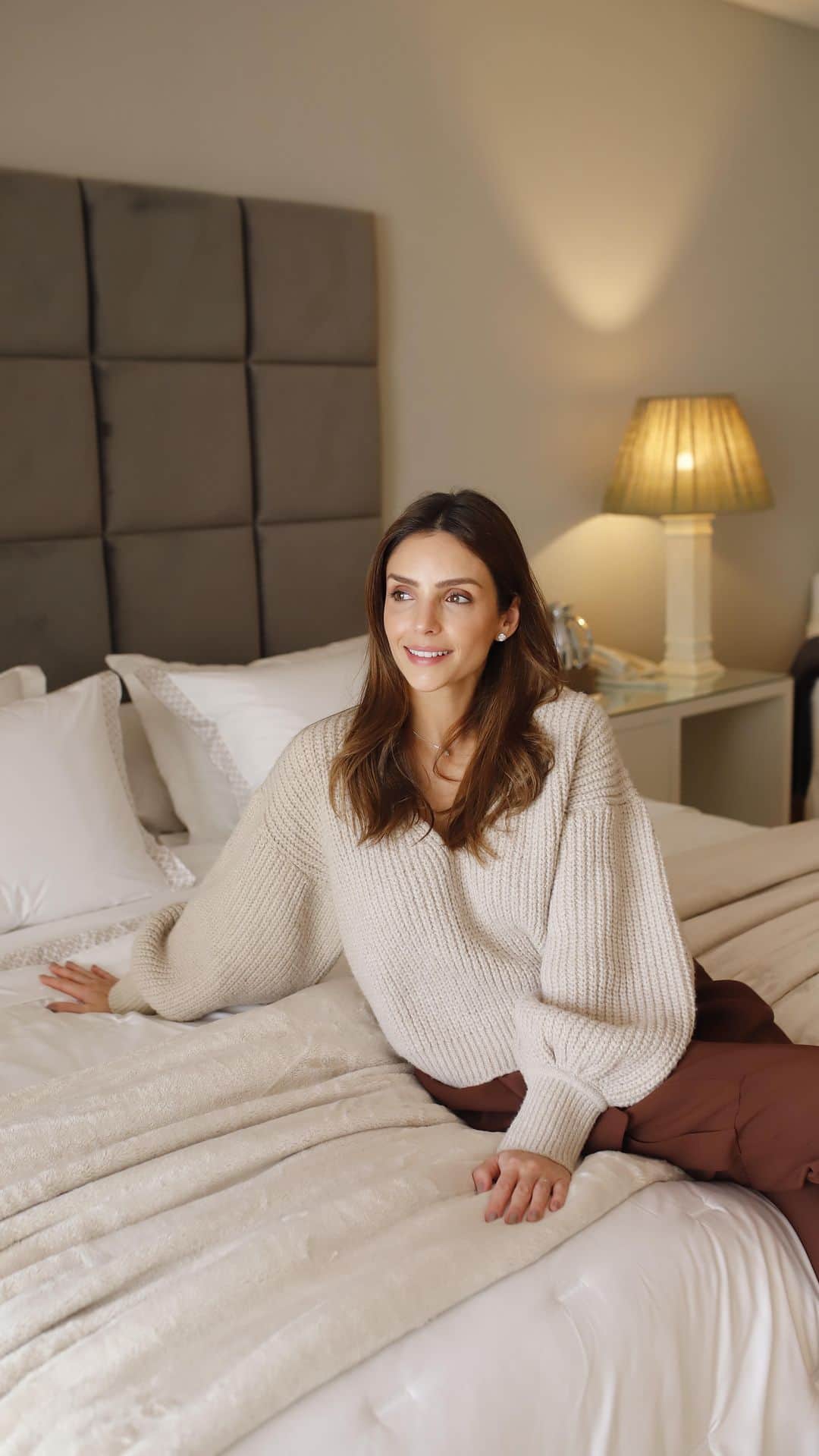 のインスタグラム：「Conforto + elegância | @trussardioficial, uma marca com essência italiana apresenta “Il Ritmo del Tempo” nova coleção inspirada em Milão   As consultoras vieram até minha casa para oferecer um serviço extremamente personalizado, e com produtos selecionados para atender às minhas necessidades   E com o meu cupom CACELICO você garante 10% na primeira compra!   #CaCelicoHome   | publi」
