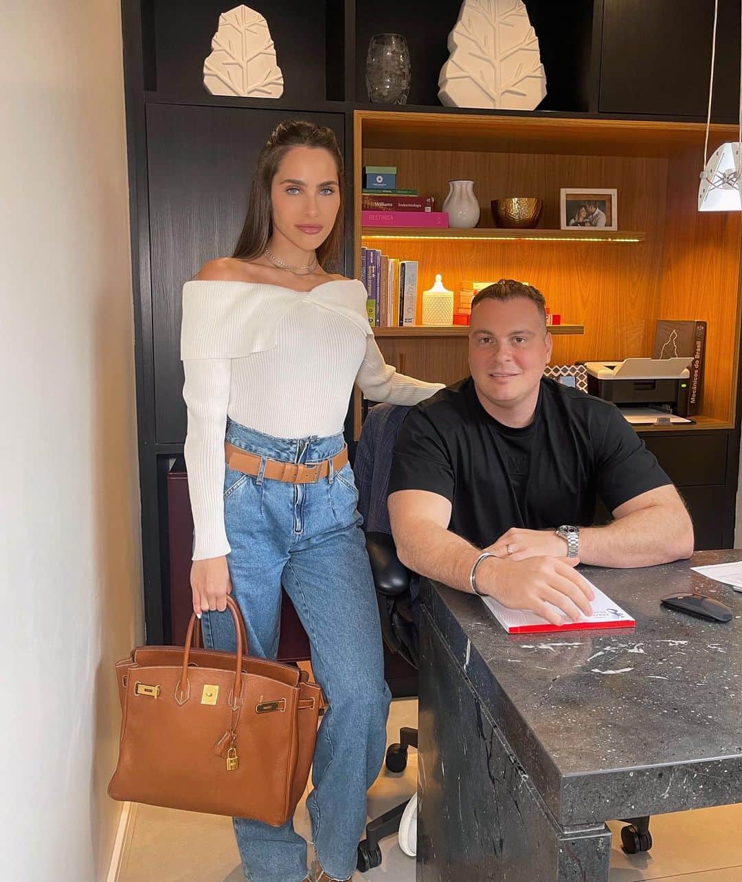 Wanda Grandiのインスタグラム：「Hoje foi minha primeira consulta com @drfranciscobenetti super animada para começar meu tratamento por aqui 🤍 Tão importante cuidarmos sempre da saúde, repondo vitaminas e fazendo sempre nosso check-up completo! Obrigada doctor e toda a equipe pelo atendimento maravilhoso @espacoarrabalbenetti」