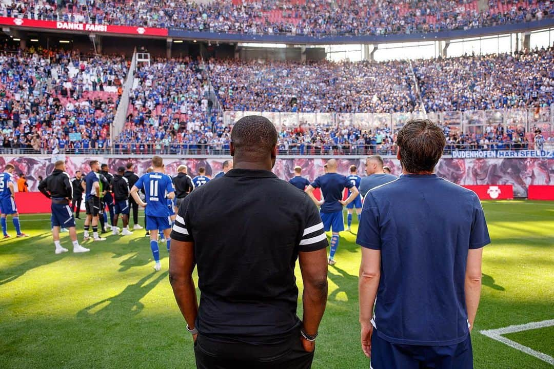 ゲーラルド・アサモアのインスタグラム：「Tut immer noch weh… Aber wir machen weiter. Wir stehen wieder auf. Weil wir Schalker sind!  Es ist schwer, die angemessenen Worte zu finden für den unfassbaren Support von allen Schalkern in dieser Saison. Einfach DANKE dafür. Ohne EUCH hätten wir diese Rückrunde nicht geschafft 💙🤍 🙏🏿  #eineliebedieniemalsendet #s04」