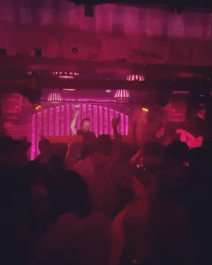ジ・アストン・シャッフルのインスタグラム：「If you’ve seen me DJ or listened to @itsonly100s, there’s a very good chance you’ve heard me play a @chambray_ track like this amazing jam, so I was psyched when Chambray reached out about collaborating on a track together. Then when we needed a vocal, it meant I got to work with the amazing @lizjaimusic again. Can’t wait for you to hear what we came up with when Give it to You comes out on @samdivine’s @defectedrecords label @dvinesounds on Friday!」