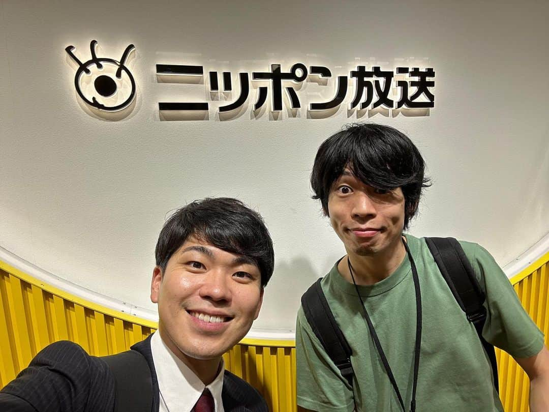 藤田崇寛さんのインスタグラム写真 - (藤田崇寛Instagram)「. "星野源のオールナイトニッポン"に 出演させていただきました！  学生時代にお笑いコンビを組んでいた 野上が番組ディレクターを 卒業するということで、 野上とまたコンビを組むという夢を 最高の場所で叶えさせてもらいました。  星野源さんの目の前で 野上と漫才できたこと 一生の思い出です。 星野さんありがとうございました！  ラジオドラマも 演じていて過去を思い出し グッとくるものがありました。  ディレクターとして 凄まじい存在感と個性を 発揮し続けてきた野上。  星野さん、スタッフさん、 リスナーの皆さんから どれだけ愛されていたかが よくわかる素敵な最終回でした！  radikoのタイムフリーで 聴けますので 是非お楽しみください。  野上お疲れさま！ また漫才しよう！！  #星野源ann #星野源のオールナイトニッポン #星野ブロードウェイ #星野源 #野上 #藤田 #ハットトリック #漫才」5月31日 6時52分 - fujitaka0125