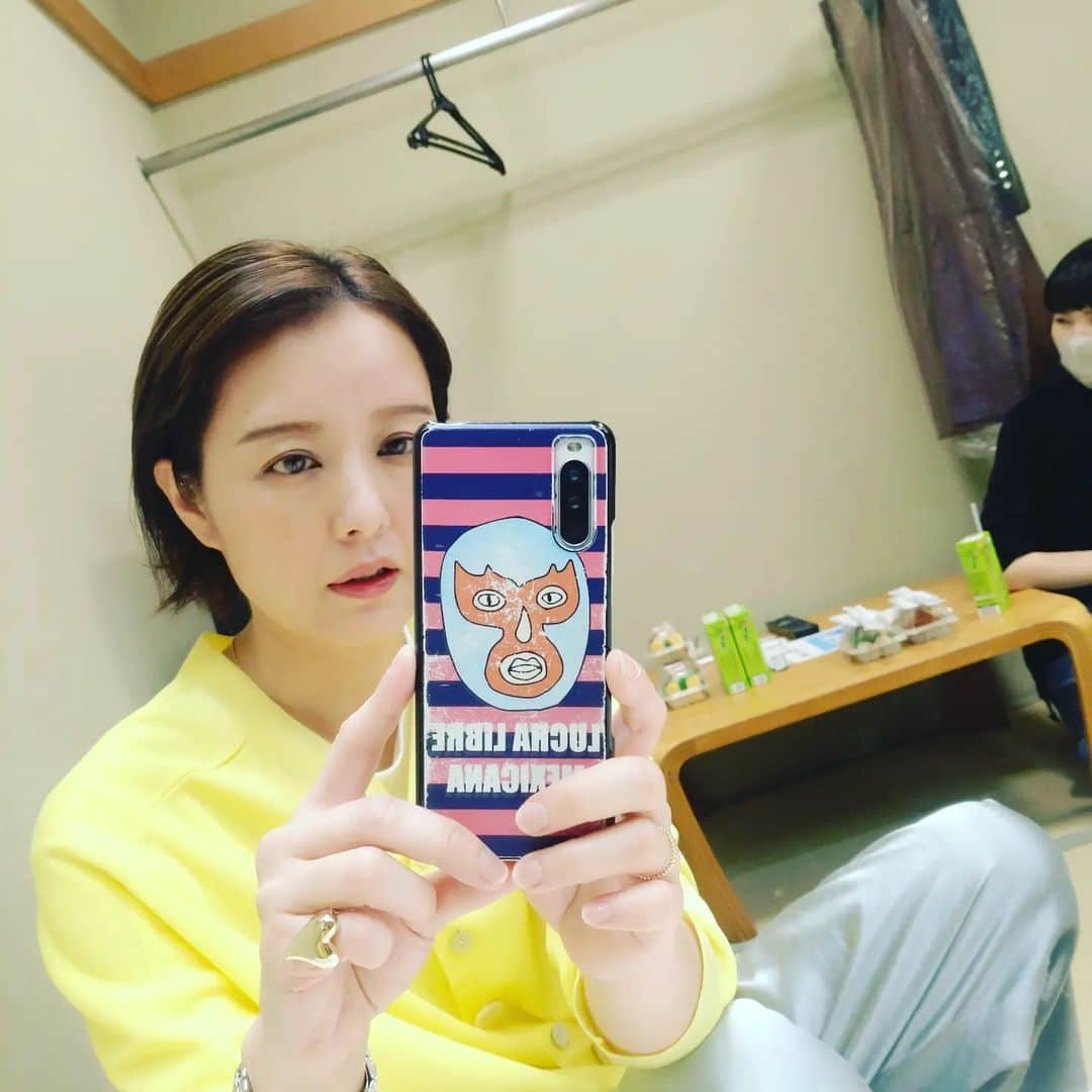 中村仁美さんのインスタグラム写真 - (中村仁美Instagram)「小学校以来  前髪をあげて おでこ全開です🤣  母親の趣味で 大半を 前髪なしで過ごした 小学校時代  男子には でこっぱち と、からかわれ 自分でも 落ち武者みたいだな〜 と思い  それ以来 前髪を あげたことはなかったので…  慣れないせいか この日のロケは 顔が常に緊張していました🤣  #ヘアメイク #プロってすごい #仕事」5月31日 6時56分 - nakamura_hitomi_official