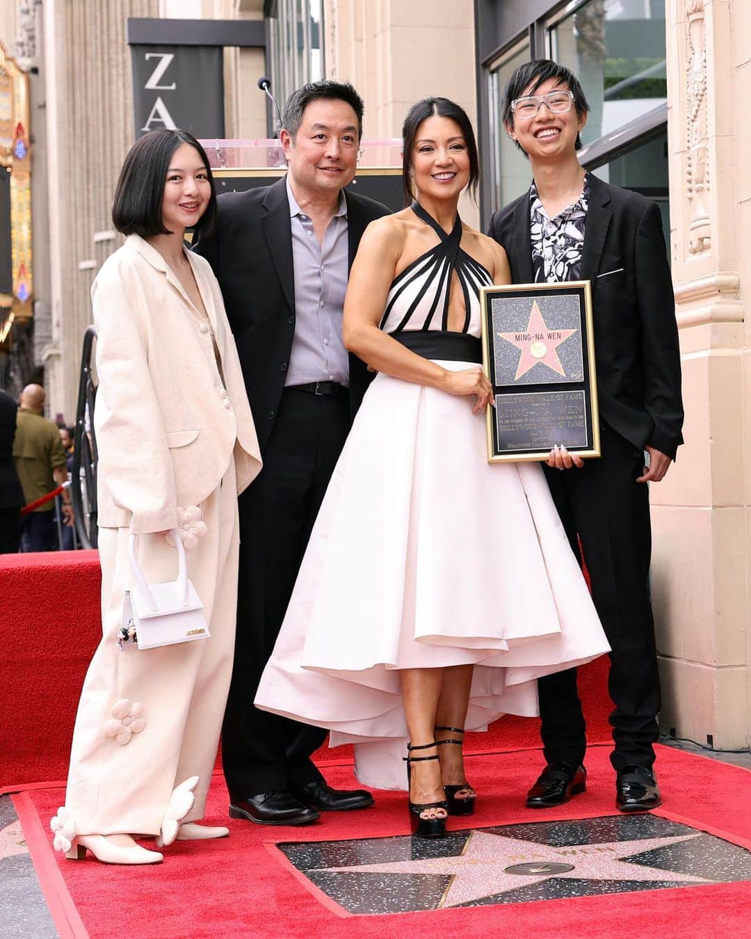 Just Jaredさんのインスタグラム写真 - (Just JaredInstagram)「Ming-Na Wen shares a cute moment with husband Eric Michael Zee during her Walk of Fame star ceremony in Hollywood. Ming-Na and Eric's kids, Michaela and Cooper, were there, as well as her mom Lin Chan Wen. #MingNaWen #EricMichaelZee Photos: Getty」5月31日 7時39分 - justjared