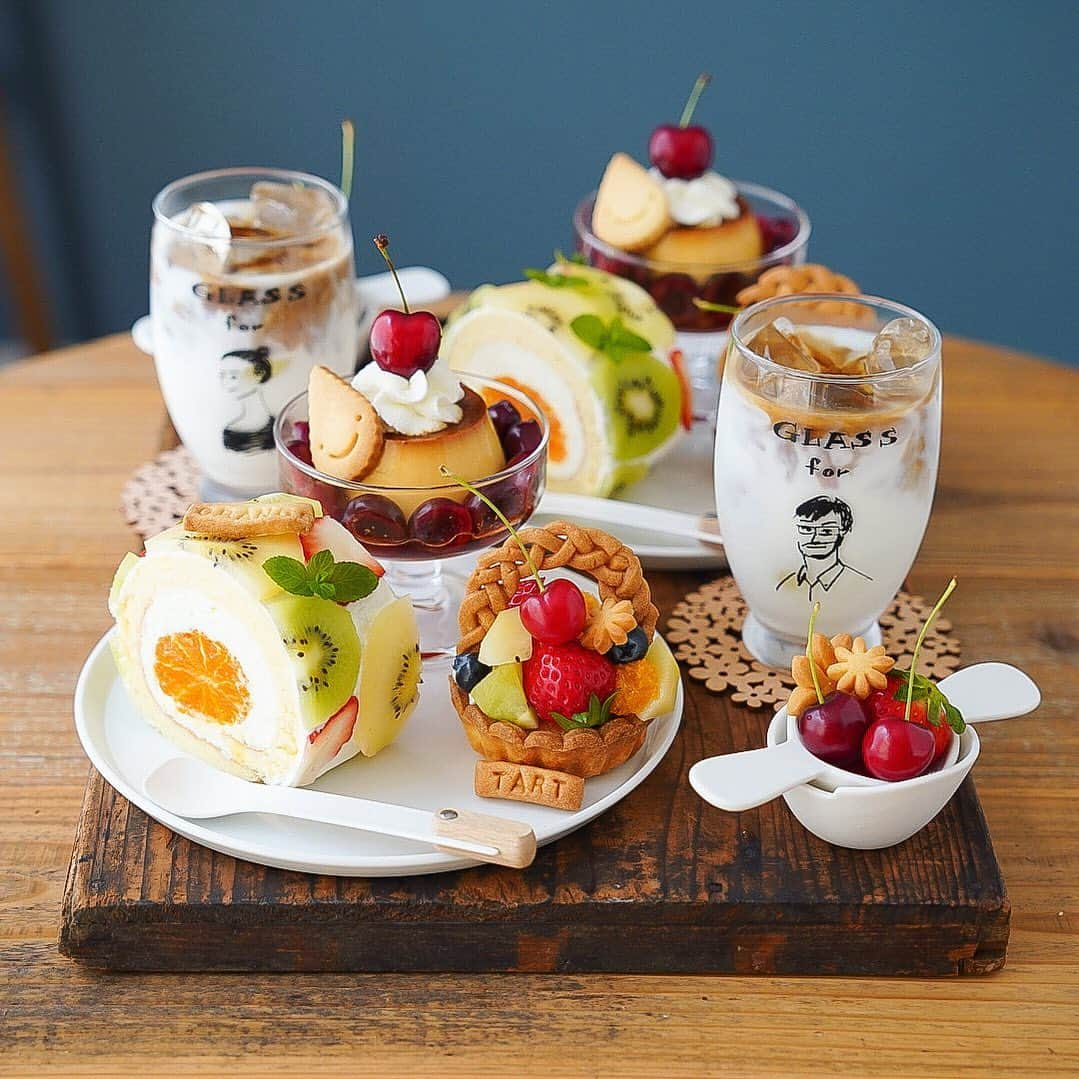 junjunのインスタグラム：「🍒🍊🥝🫐🍓  フルーツロールケーキ フルーツバスケットタルト アメリカンチェリープリン  @ouchicafe_jp #初夏のさわやかおうちカフェ  #ロールケーキ #フルーツロールケーキ #フルーツバスケットタルト #プリン #アメリカンチェリー #おうちカフェ #ホムカペ #cafestagram #カフェスタグラム #instacafe #カフェ部 #カフェ好きな人と繋がりたい #homemadesweets #手作りおやつ #お菓子作り好きな人と繋がりたい #今週もいただきます #キッチンからlove #私のおいしい写真 #インスタ探検隊 #Hanakogram #KURASHIRU #おうちごはんLover  #フーディーテーブル #ごちそうさまが宝物 #コッタ #キナリノ #エルグルメ #マカロニメイト #IGersJP」